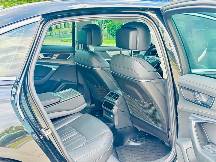 Фото 9 - Audi A6L