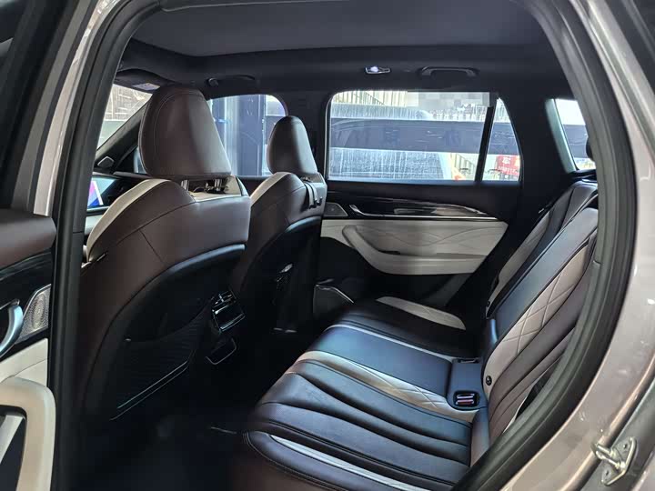 Фото 15 - Geely Monjaro