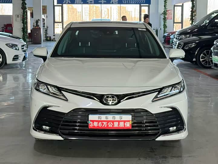 Фото 2 - Toyota Camry