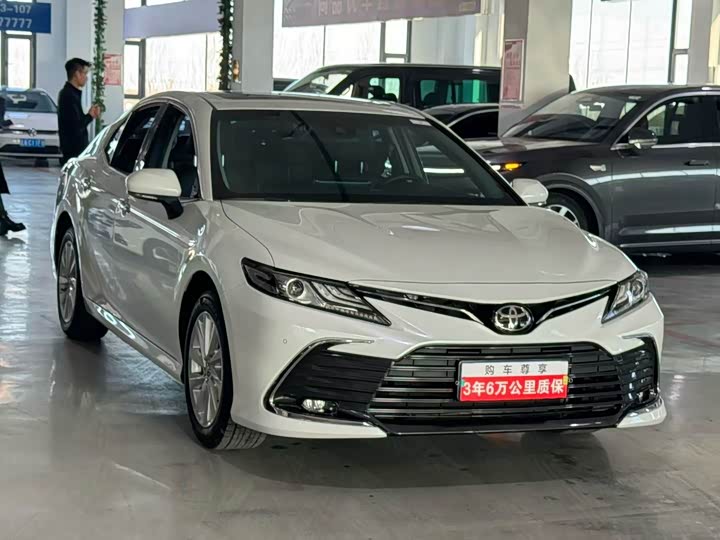 Фото 3 - Toyota Camry
