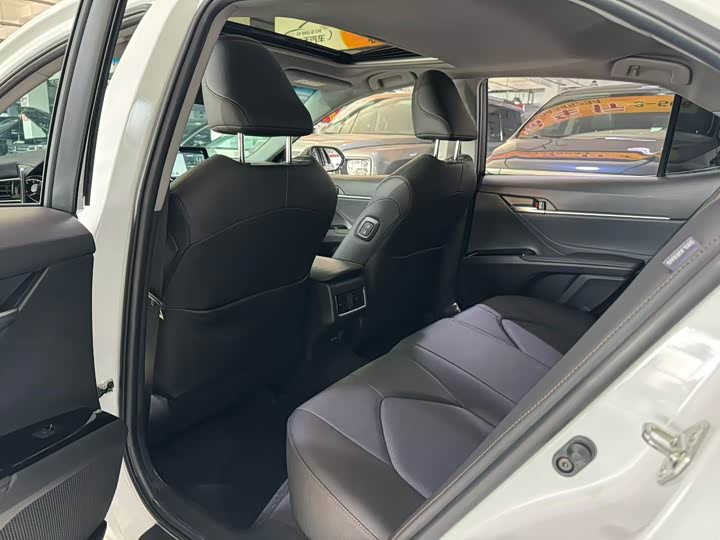 Фото 8 - Toyota Camry