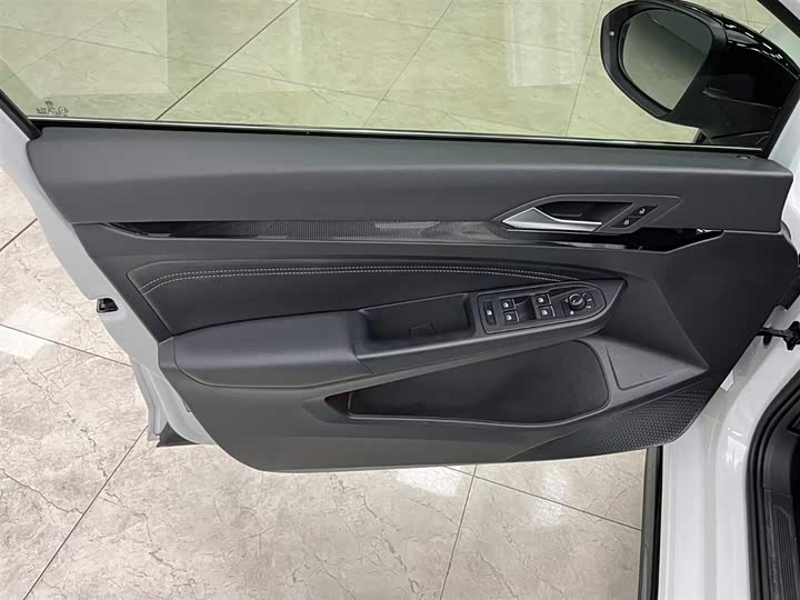 Фото 10 - Volkswagen Golf