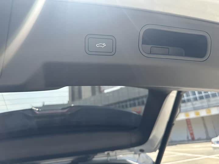 Фото 13 - Geely Atlas L