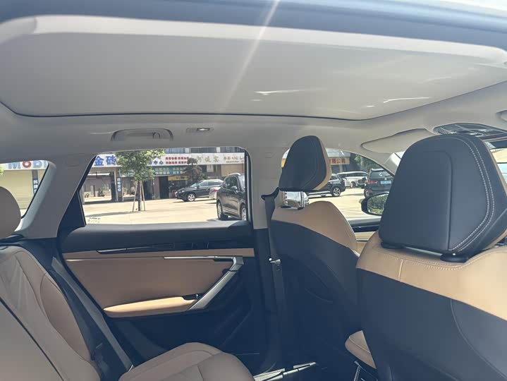 Фото 14 - Geely Atlas L