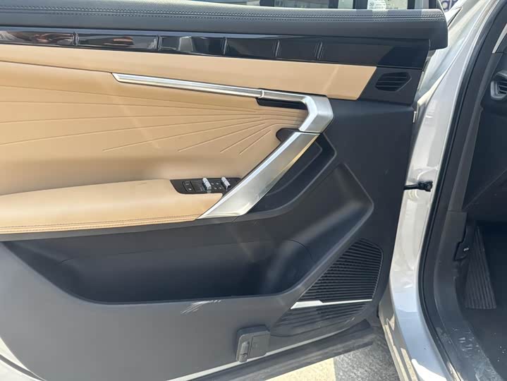 Фото 16 - Geely Atlas L