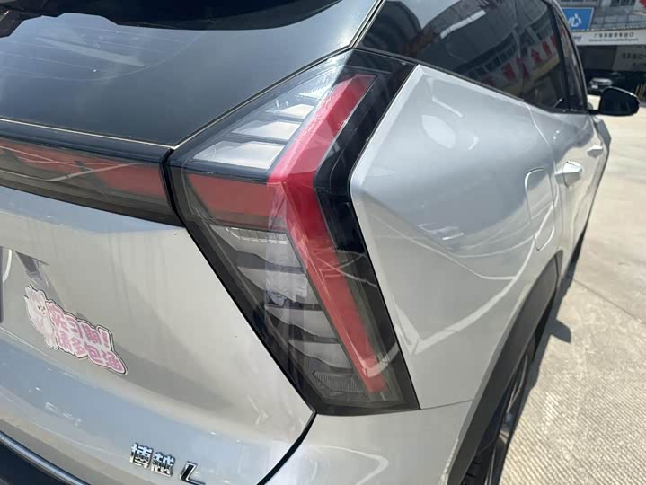 Фото 17 - Geely Atlas L