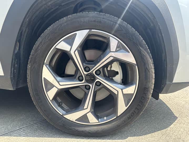 Фото 21 - Geely Atlas L