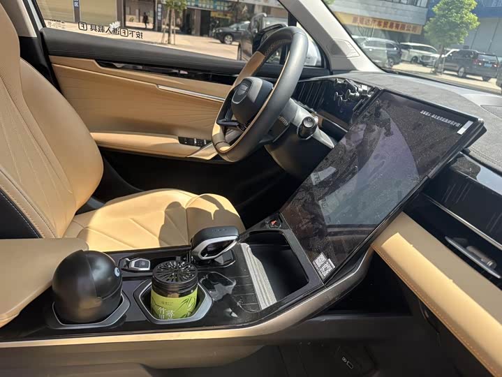 Фото 7 - Geely Atlas L