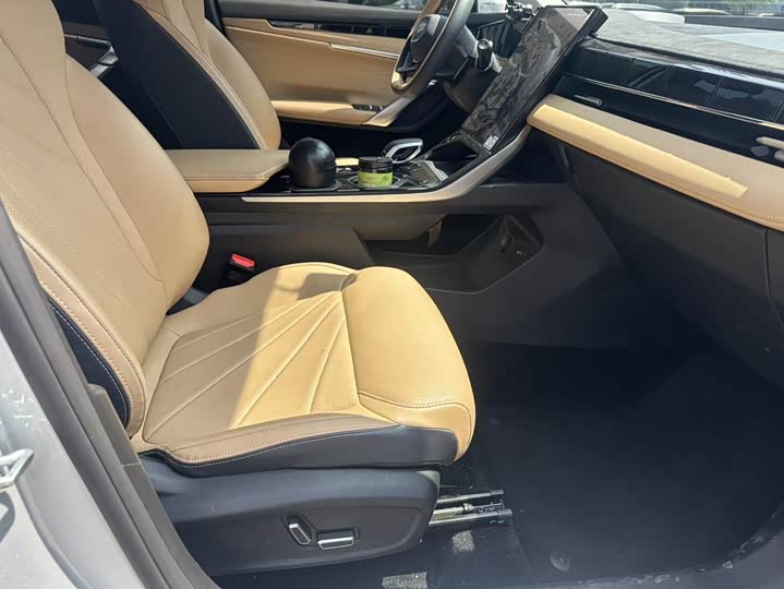 Фото 8 - Geely Atlas L