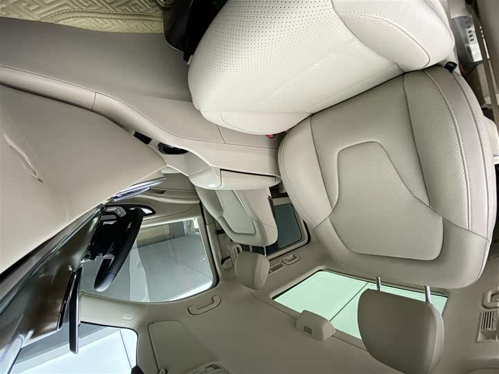 Фото 11 - Mercedes-Benz V-Class