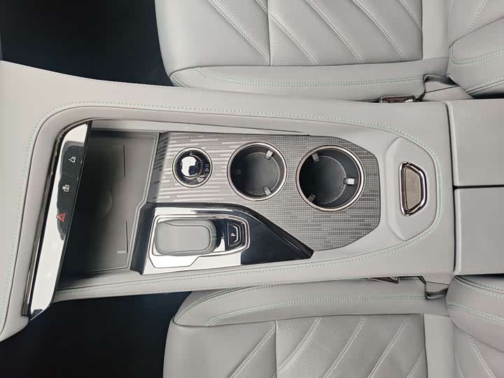 Фото 12 - Zeekr 001