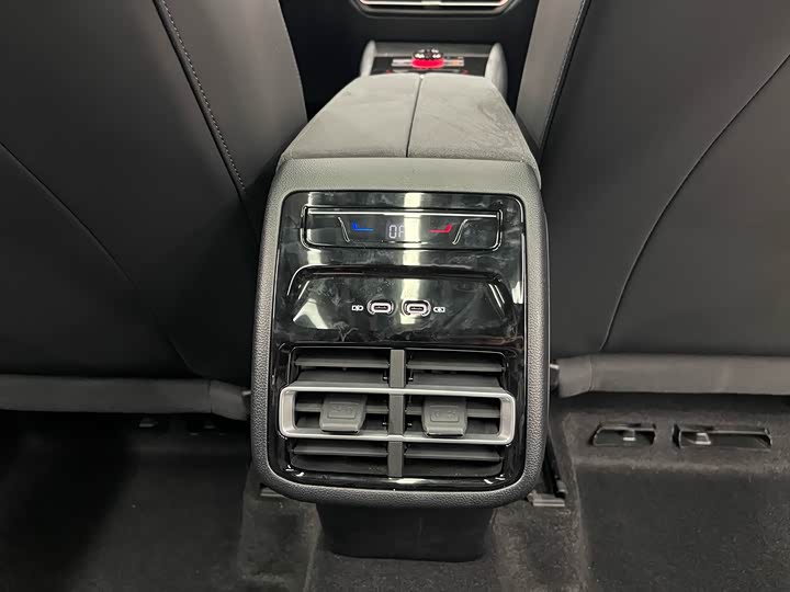 Фото 24 - Volkswagen Tiguan L Pro