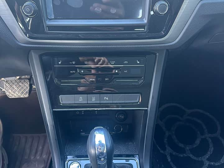 Фото 7 - Volkswagen Touran L