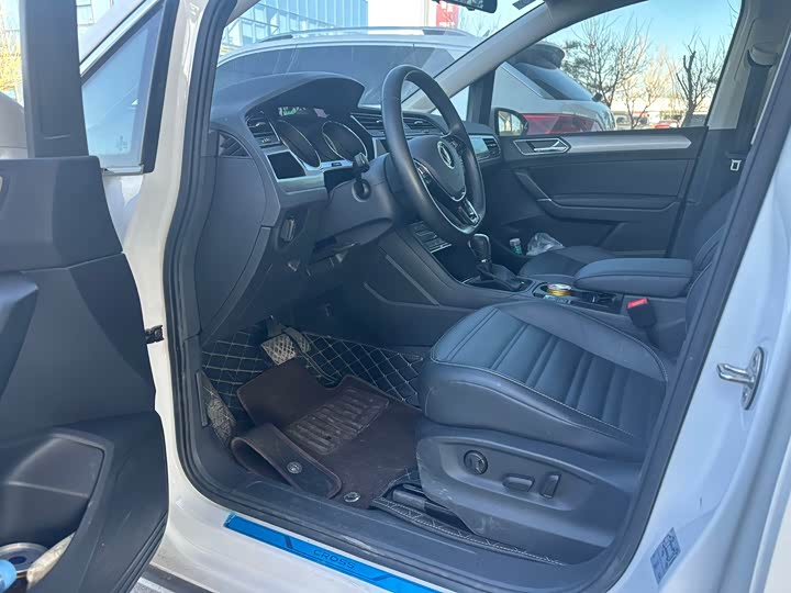 Фото 8 - Volkswagen Touran L