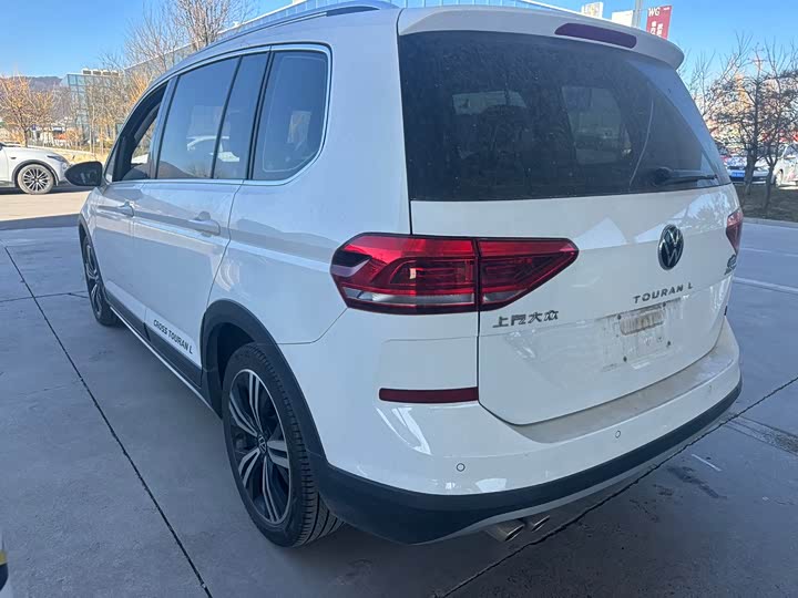 Фото 9 - Volkswagen Touran L