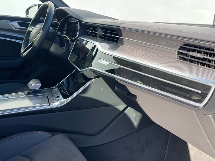 Фото 14 - Audi A6L