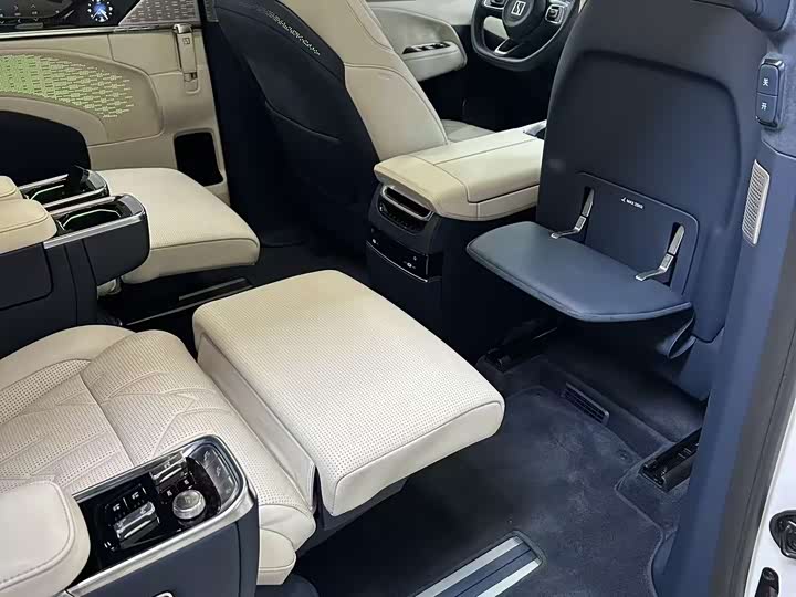 Фото 16 - Zeekr 009