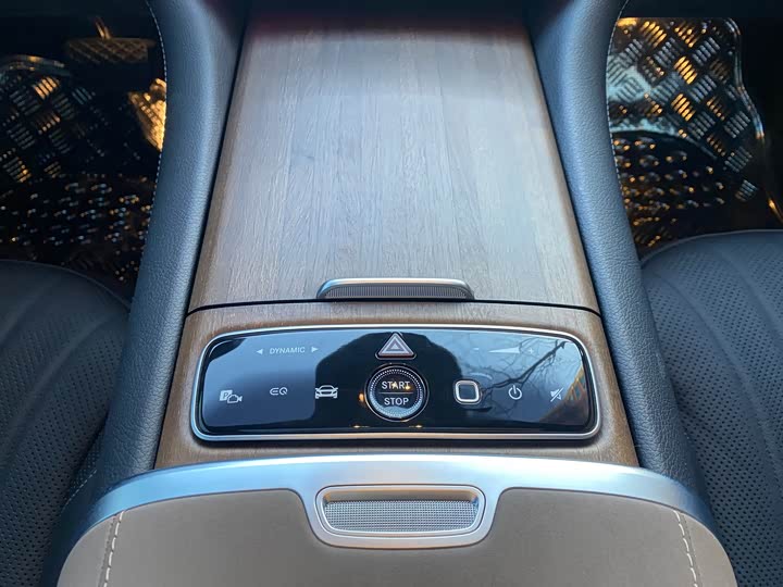 Фото 16 - Mercedes-Benz EQS