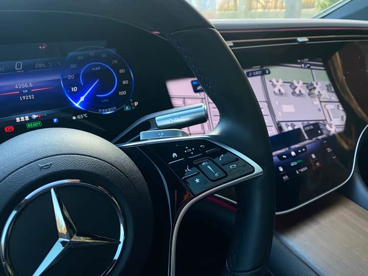 Фото 18 - Mercedes-Benz EQS