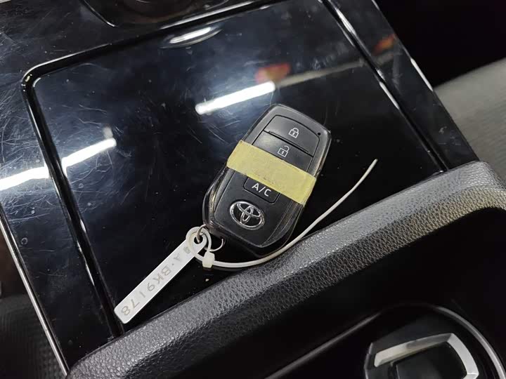 Фото 9 - Toyota bZ4X