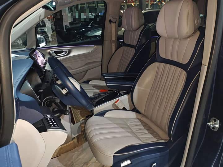 Фото 15 - Roewe iMax 8