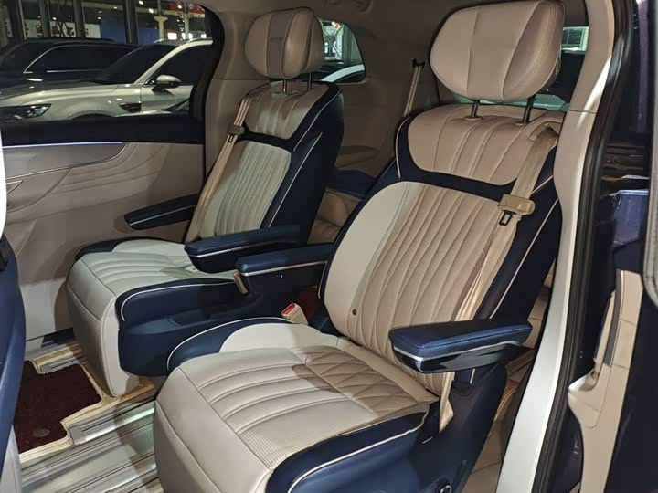 Фото 17 - Roewe iMax 8