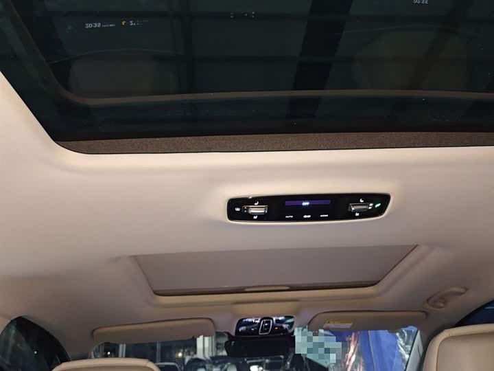 Фото 18 - Roewe iMax 8