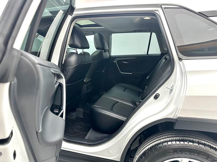 Фото 10 - Toyota RAV4