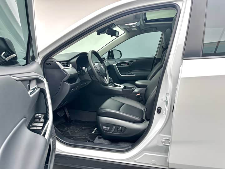 Фото 11 - Toyota RAV4