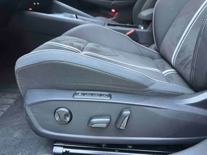 Фото 17 - Volkswagen Golf