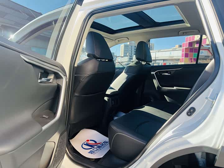 Фото 12 - Toyota RAV4