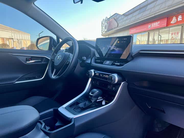 Фото 7 - Toyota RAV4