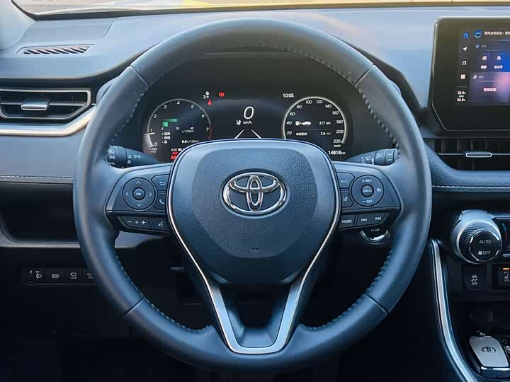 Фото 8 - Toyota RAV4