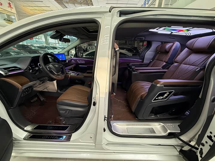 Фото 7 - Toyota Sienna