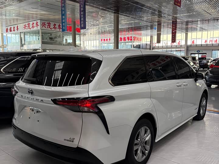 Фото 9 - Toyota Sienna