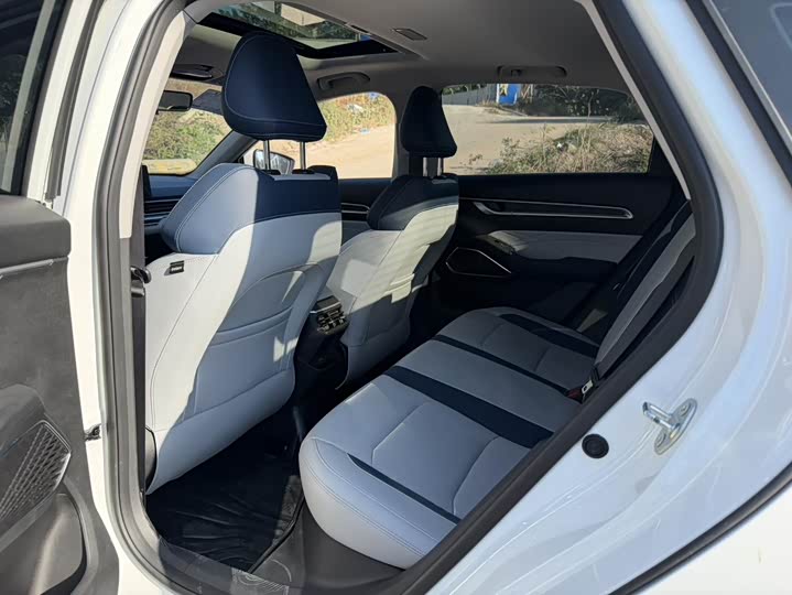 Фото 8 - Geely Emgrand