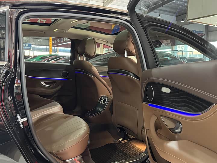 Фото 11 - Mercedes-Benz E-Class