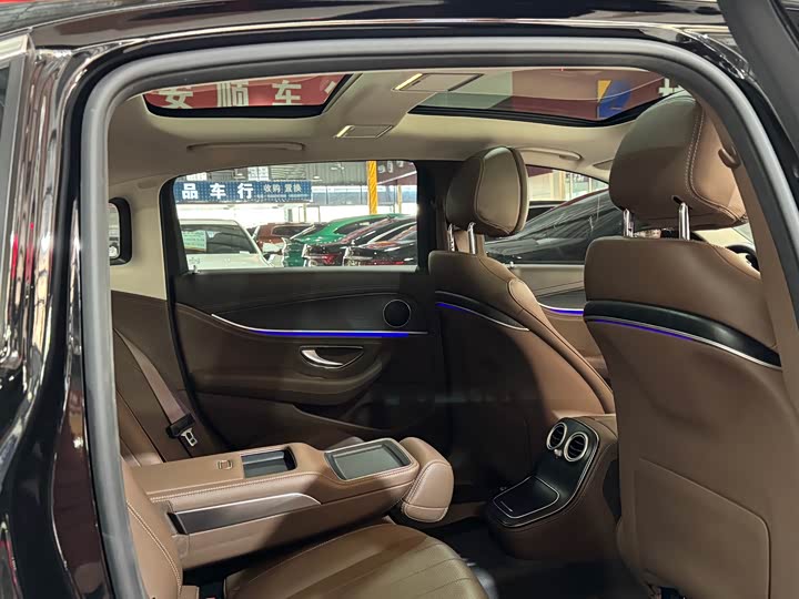 Фото 13 - Mercedes-Benz E-Class