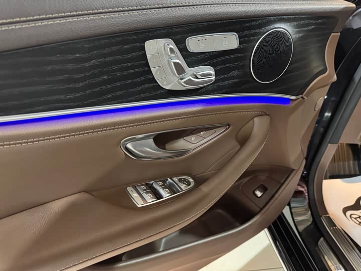 Фото 17 - Mercedes-Benz E-Class