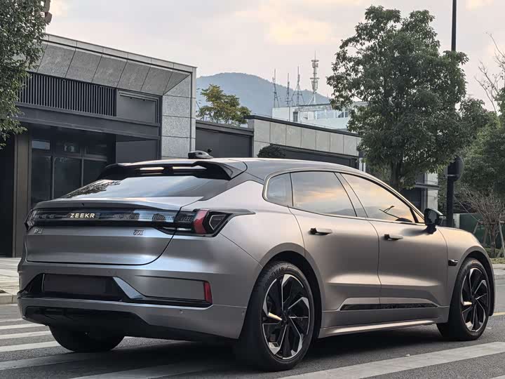 Фото 14 - Zeekr 001