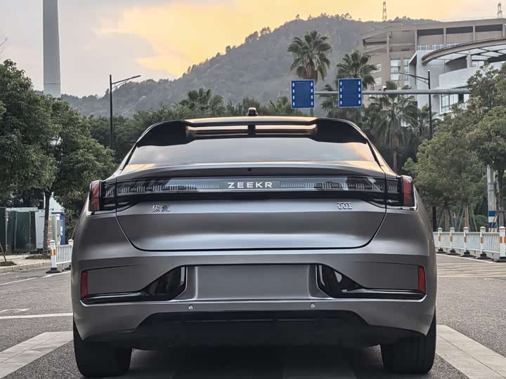 Фото 15 - Zeekr 001