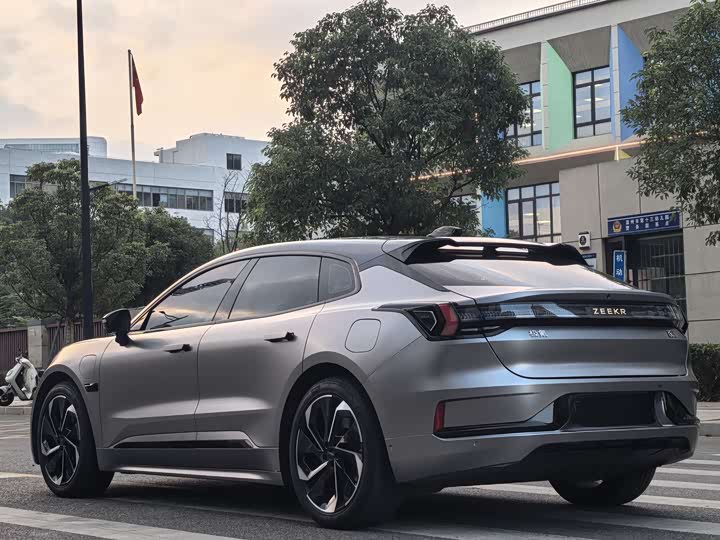 Фото 16 - Zeekr 001