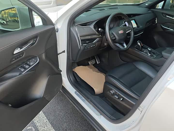 Фото 16 - Cadillac XT4