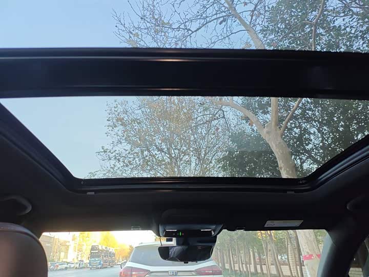 Фото 18 - Cadillac XT4