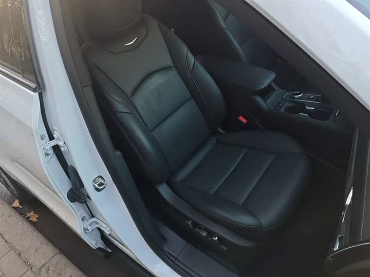 Фото 25 - Cadillac XT4