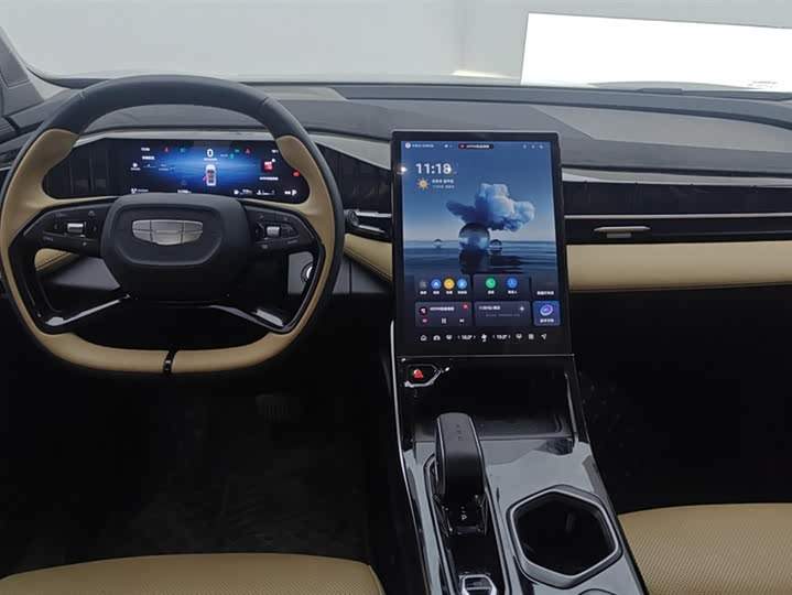 Фото 12 - Geely Atlas L