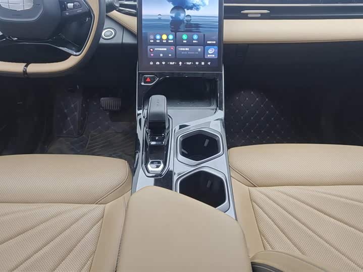 Фото 16 - Geely Atlas L