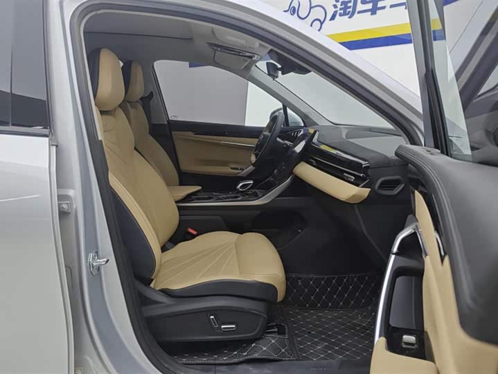 Фото 8 - Geely Atlas L