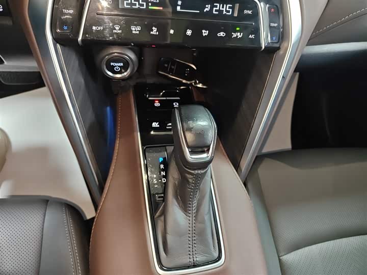 Фото 14 - Toyota Harrier