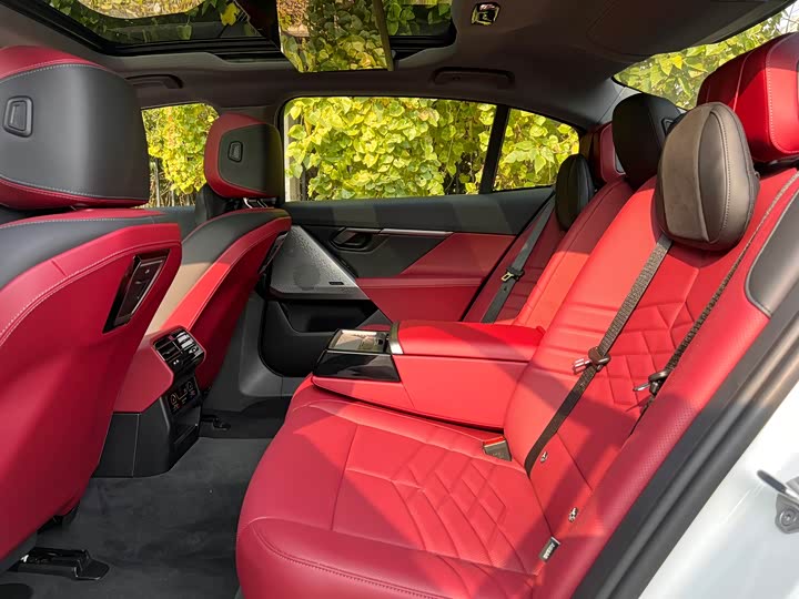 Фото 12 - BMW i5